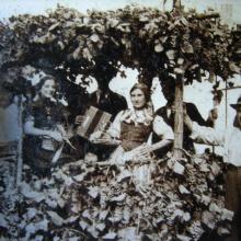 Anni '30, festa dell'uva a Gattaiola - a destra Angelo Urbani