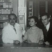 La Farmacia dopo i lavori degli anni '20/'30. La zia Lycia sulle ruote dell'auto sorretta dalla nonna Anita