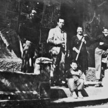Foto di famiglia davanti al negozio: da destra Enrico, Leontina e Torquato, in basso Giorgio Coluccini (1945 circa)