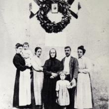 Al centro, Margherita Simi Silvestri, cugina di Giosuè Carducci e nonna del fondatore della merceria Torquato Colucccini