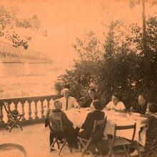 Tavolo in giardino ad inizi 900 - vecchio Ponte di Ferro sullo sfondo