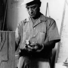 Isamu Noguchi che lavora ad una scultura nel laboratorio Henraux, estate 1964