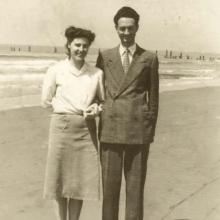 Mirella e Mario nel primo dopoguerra: sullo sfondo, mozziconi dei paloni del pontile tirati giù dai nazisti nel periodo della Linea Gotica