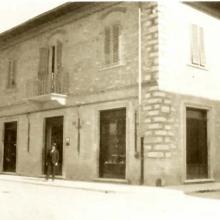 Sede storica della Farmacia Di Ciolo dopo l'ampliamento del 1921 - sullo sfondo il nonno Bruno