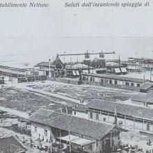 Cartolina di Viareggio con il Bagno Nettuno sullo sfondo